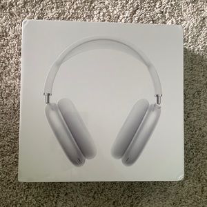 Apple airpods max silver comes with charging cable.